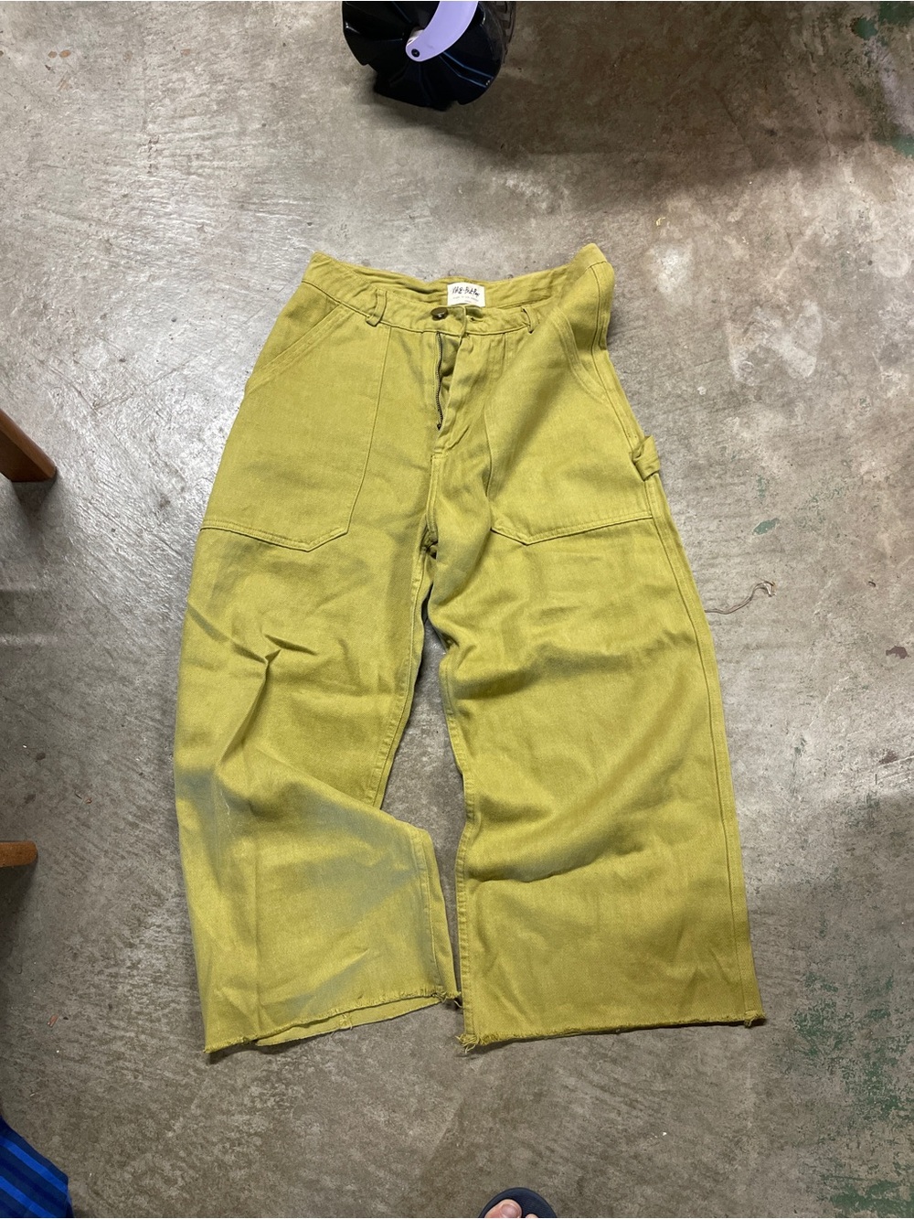 Back Beat Co. Wide-Leg Cargo Pants in Olive-Yellow